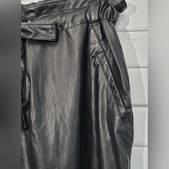 SOHO NEW YORK & COMPANY JEANS Ladies Black Faux Leather Jogger Style Pant Drawst - Picture 5 of 8